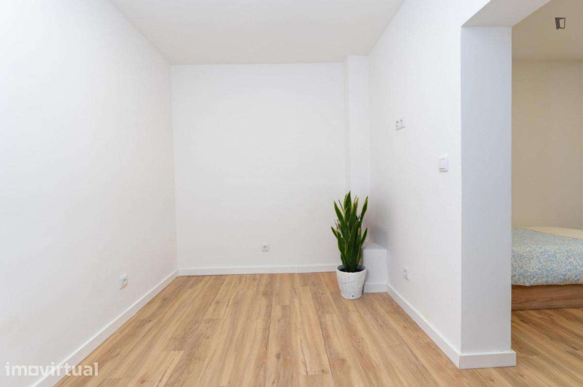 Quarto - localizado em Anjos Lisbon - Grande imagem: 2/6