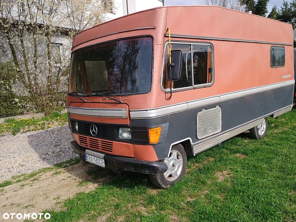 Mercedes-Benz 207 - 1