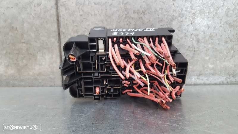 CAIXA RELÉS / FUSÍVEIS RENAULT MEGANE III FASTBACK 2008 -284B69854R - 2