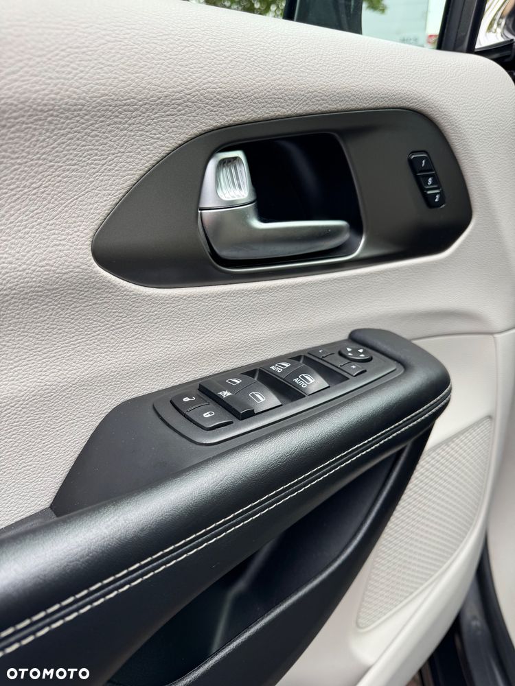 Chrysler Pacifica - 12