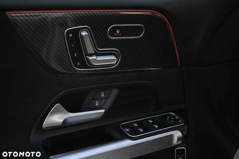 Mercedes-Benz GLB - 38