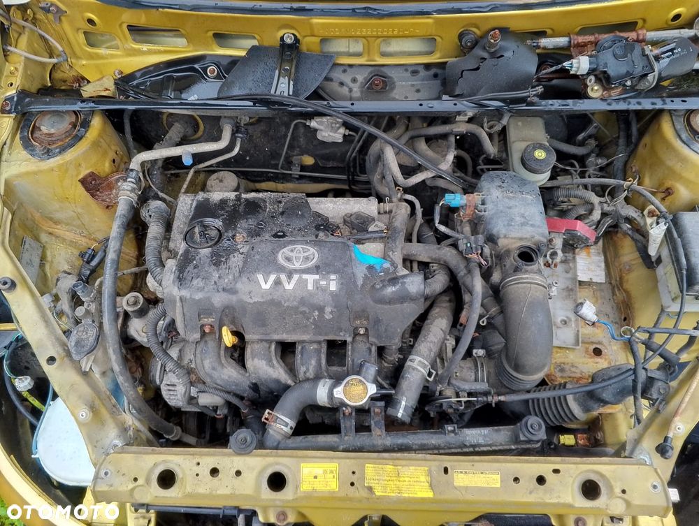 Toyota Yaris I (99-03r.) 1.3B 85KM. Silnik 2NZFE Skrzynia MTM lakier 580. Cały na części GWARANCJA !!!  Przód Tył Zestaw Komplet Drzwi Klapa Zderzak Błotnik Maska Grill Atrapa Szyba Pas Lampa Lusterko Boczki Fotel Kanapa Kokpit Deska Rozdzielcza Przełącznik Włącznik Sterownik Przewody Wiązka Instalacja Moduł Komputer Czujnik Listwa Pompa Alternator Wtryski Głowica Rozrusznik Kompresor Sprzęgło Dwumas Silnik Skrzynia ABS Klimatyzacji Paliwa Wspomagania Kolektor Turbina Przepustnica Zawór Chłodnica Koło Hak Belka Sanki Zawieszenie Mcpherson Półoś Amortyzator Wydech Tłumik Zacisk Most - 4