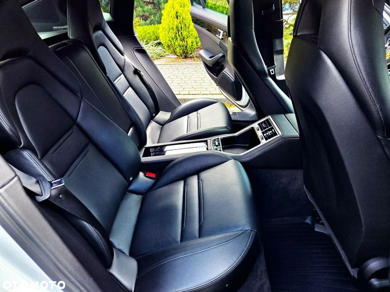 Porsche Panamera 4 Platinum Edition - 9