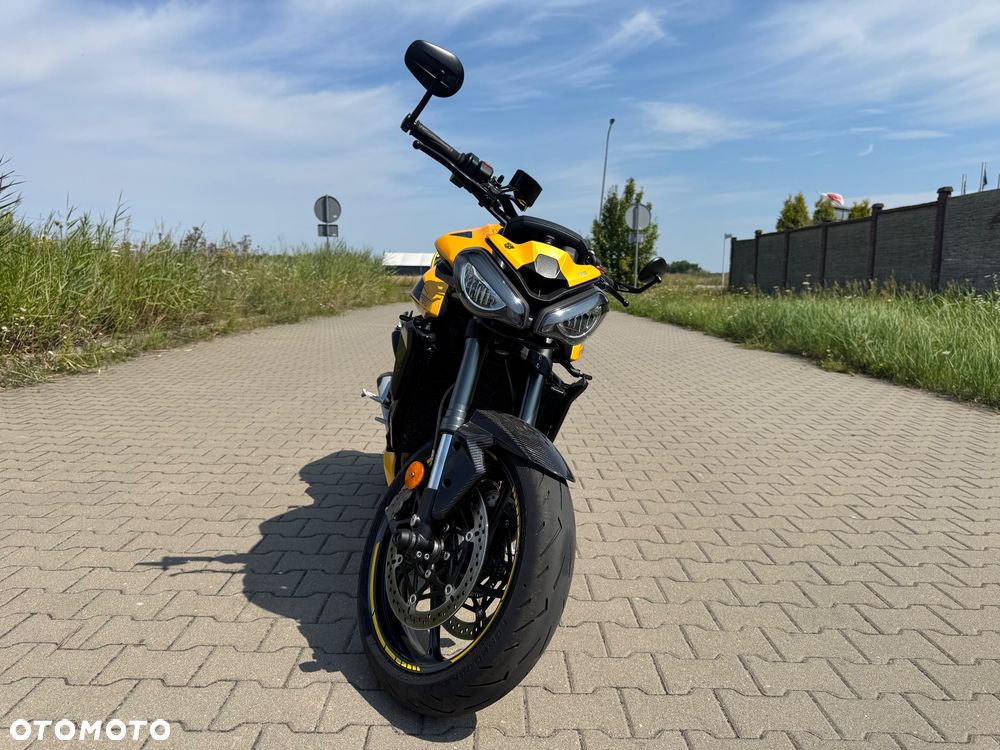 Triumph Street Triple - 8