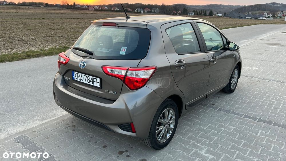 Toyota Yaris Hybrid 100 Business Edition - 10