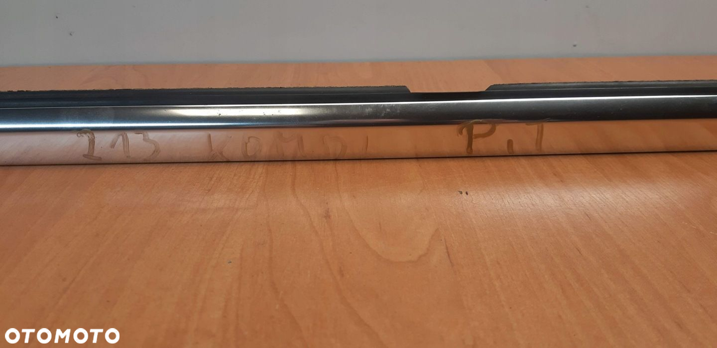 Mercedes E Klasa W213 listwa zgarniająca drzwi prawy tył A2137300424 - 4