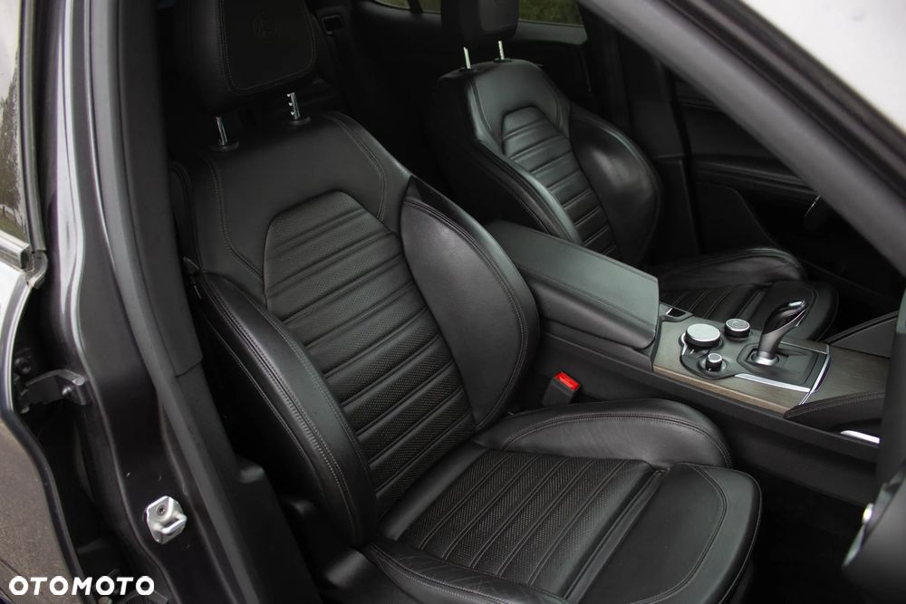 Alfa Romeo Stelvio - 13