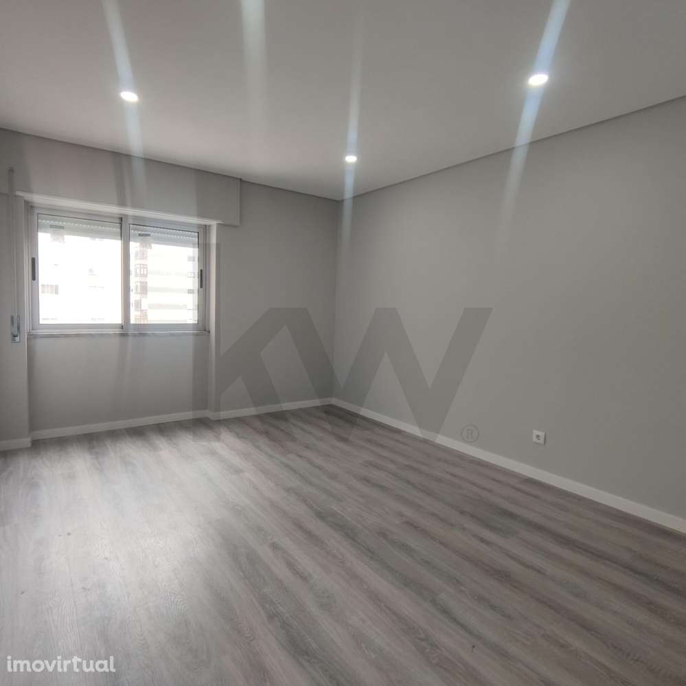 T2 Renovado na Amora | Boas Áreas | Marquise Ampla | 2 Elevadores | Lo - Grande imagem: 3/15