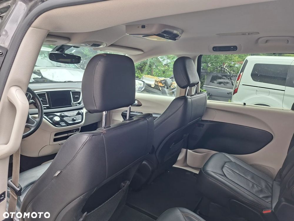 Chrysler Pacifica - 8
