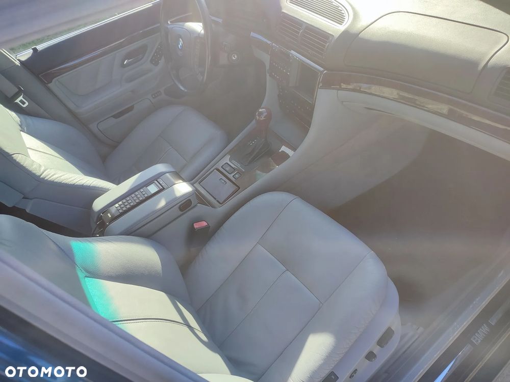 BMW Seria 7 735i - 15