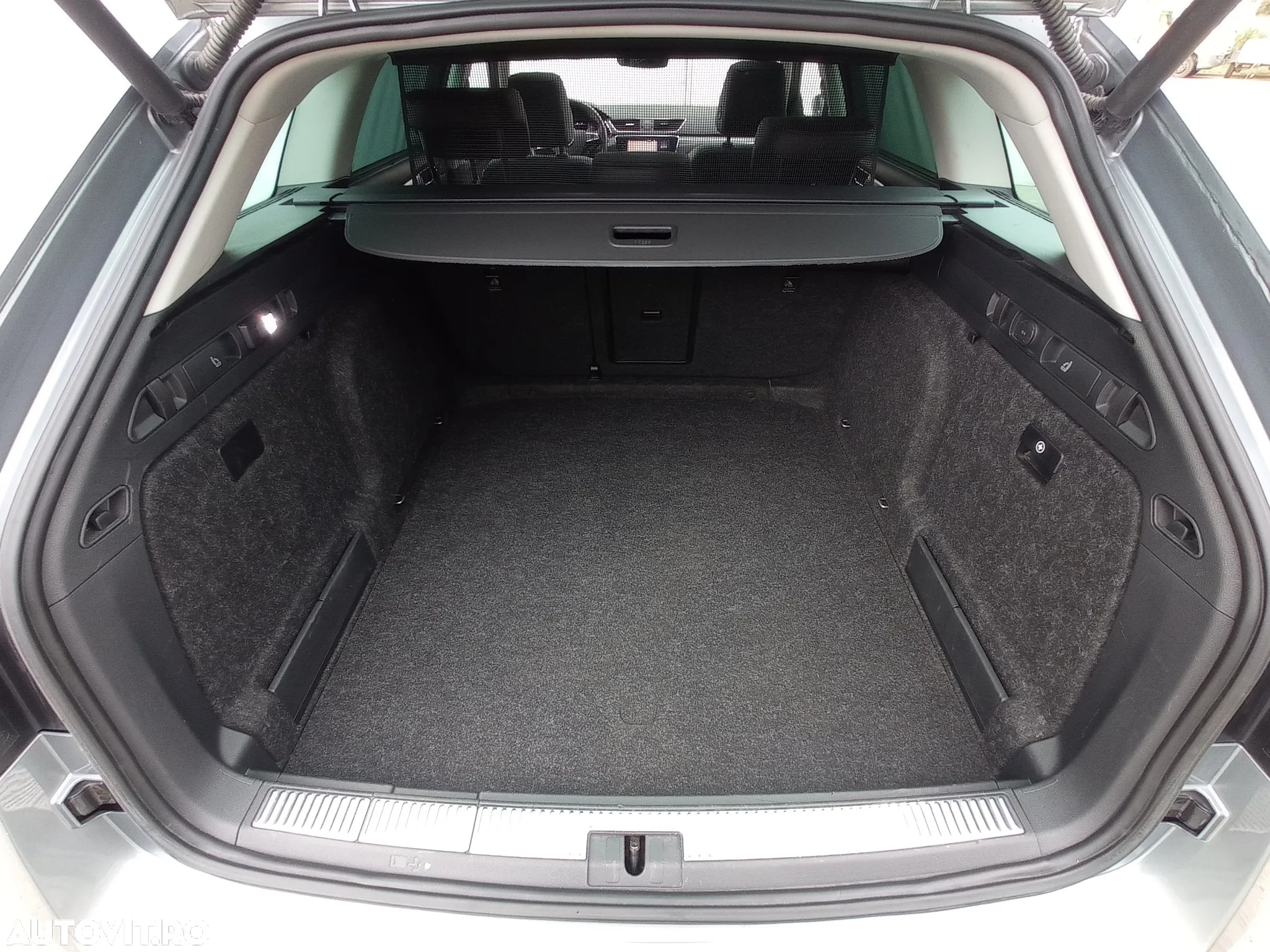 Skoda Superb Combi 2.0 TDI 4X4 DSG Scout - 22
