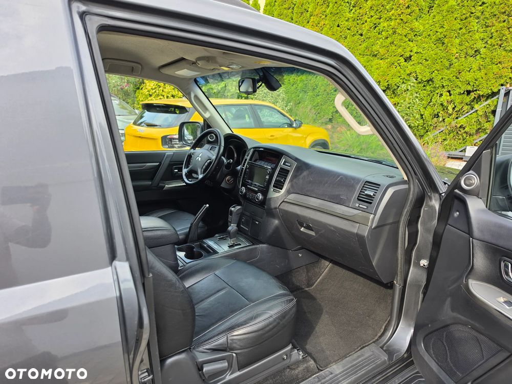 Mitsubishi Pajero - 16