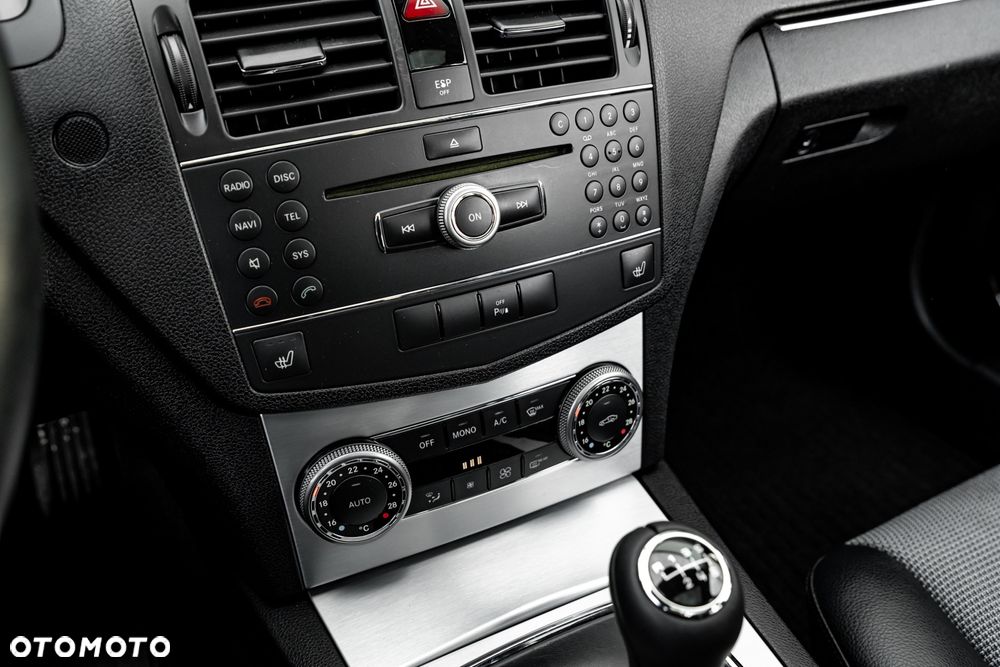 Mercedes-Benz Klasa C 220 CDI DPF Avantgarde - 32
