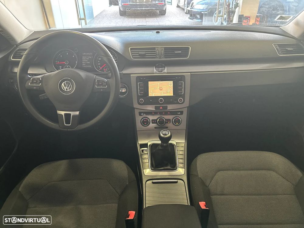 VW Passat 2.0 TDI BlueMotion Trendline - 11