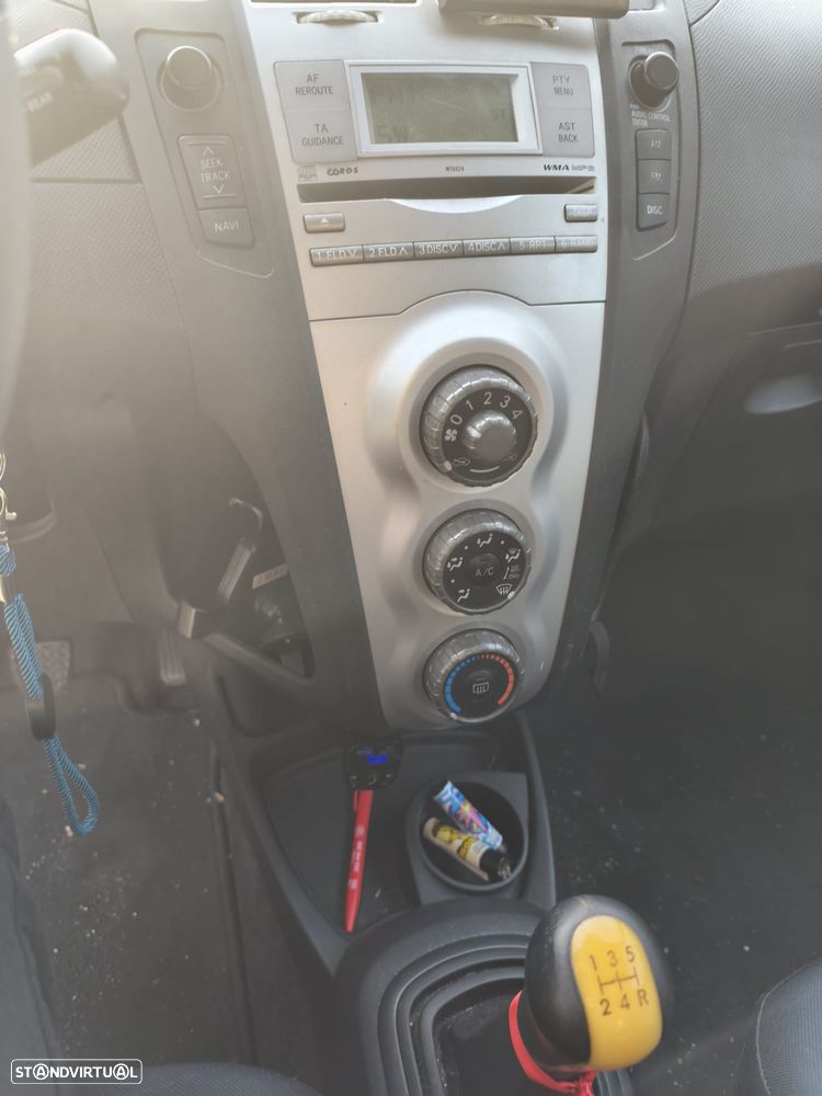 Toyota Yaris 1.3 VVT-i Sol High Pack - 23