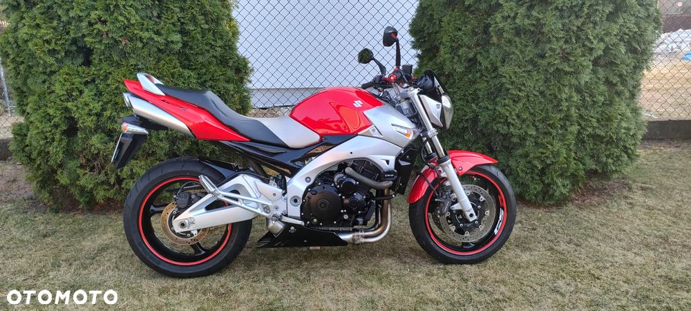 Suzuki GSR - 2