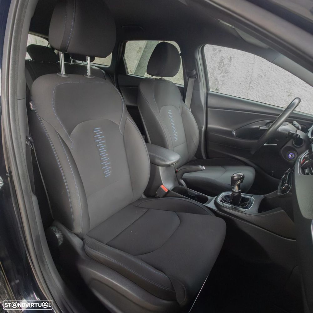 Hyundai i30 SW 1.6 CRDi Blue Comfort+Navi - 13