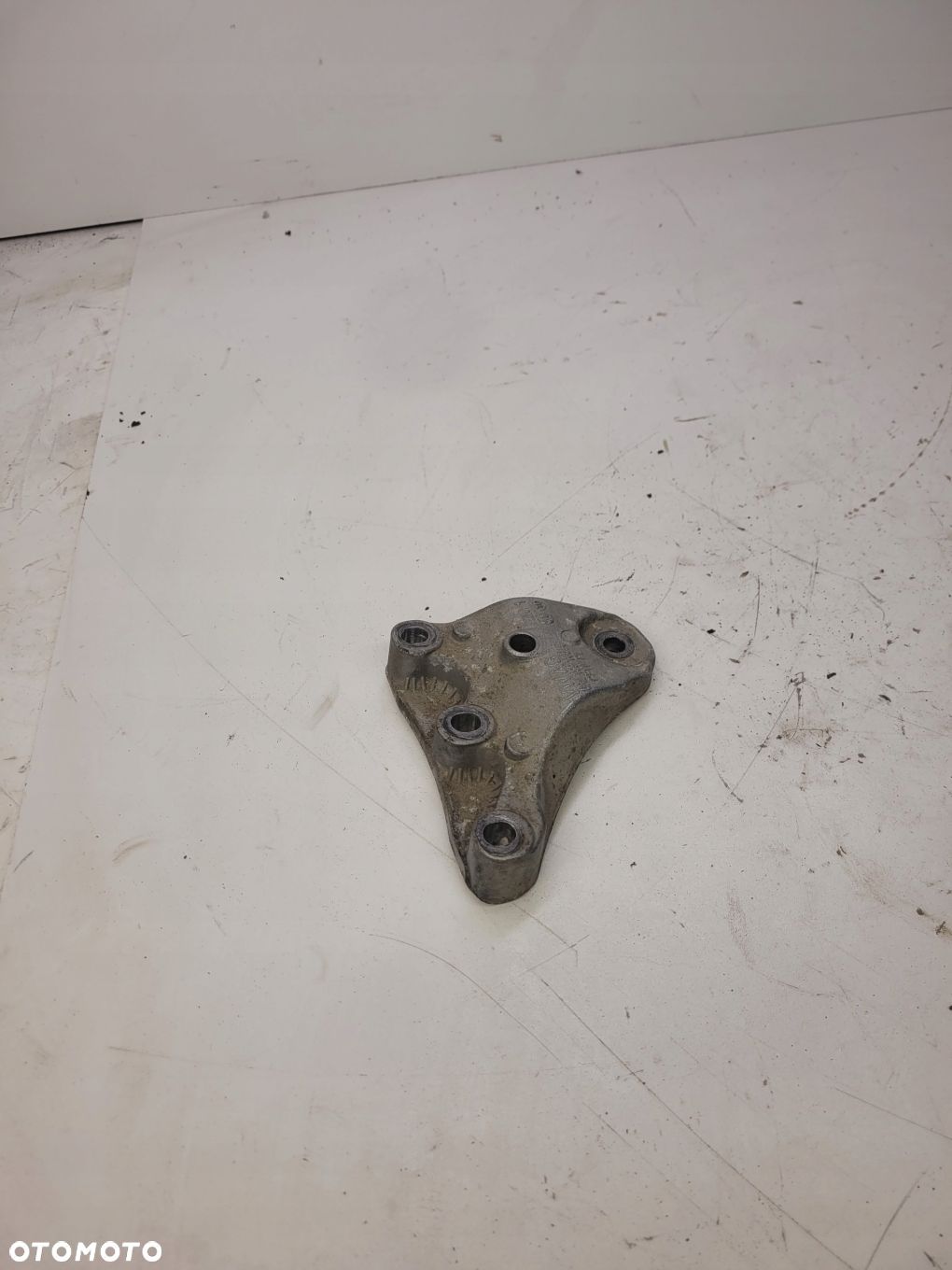ŁAPA WSPORNIK SILNIKA AUDI A1 VW SEAT 6R0199185A - 1