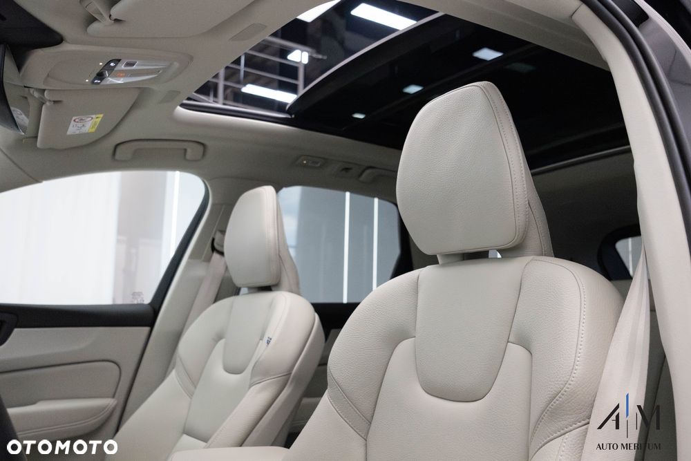 Volvo XC 60 B4 D AWD Plus Bright - 19