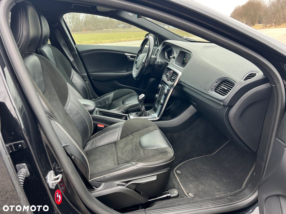 Volvo V40 D3 R Design - 28