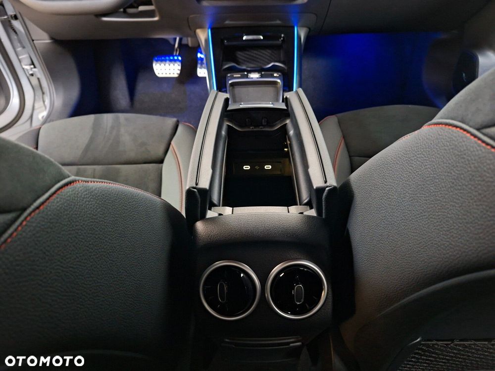 Mercedes-Benz GLA - 33