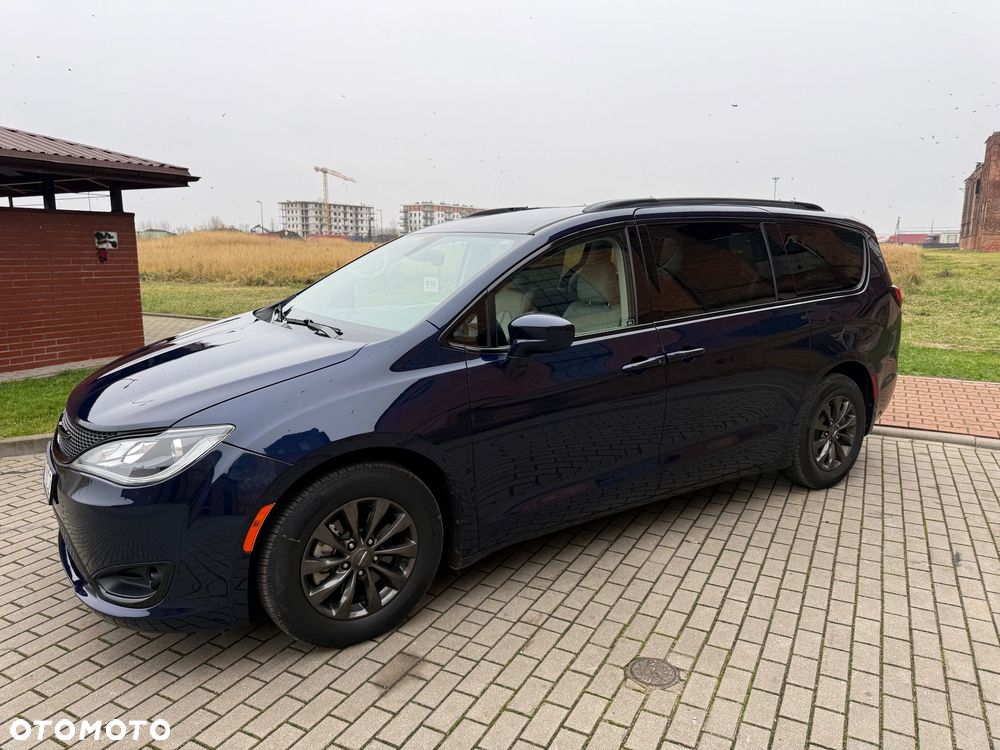 Chrysler Pacifica - 12