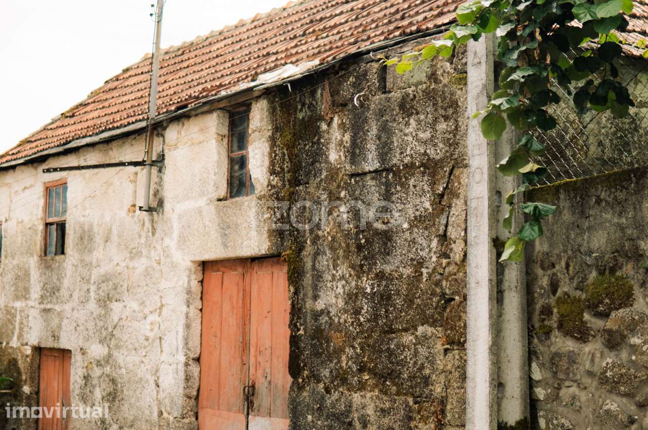 Moradia T2 para restauro em Valpedre Penafiel - Grande imagem: 2/16
