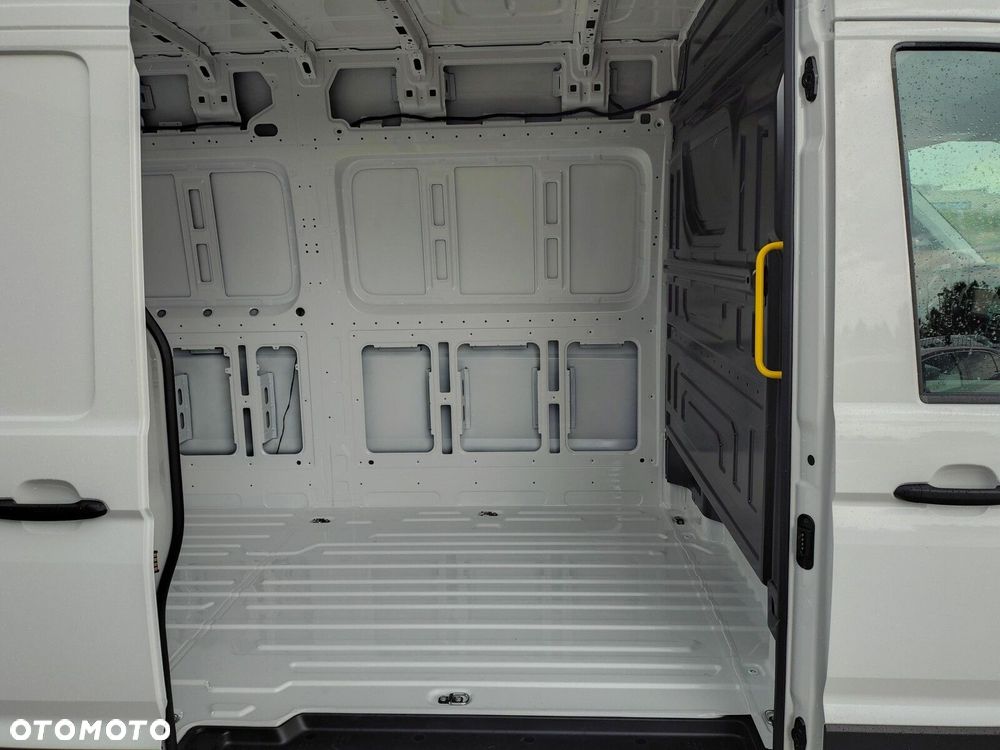 Volkswagen Crafter 35 Furgon z wysokim dachem silnik: 2,0 l EU6 SCR 177 KM, przedni 8-bieg.automatyczna, r.o : 4490 mm - 23