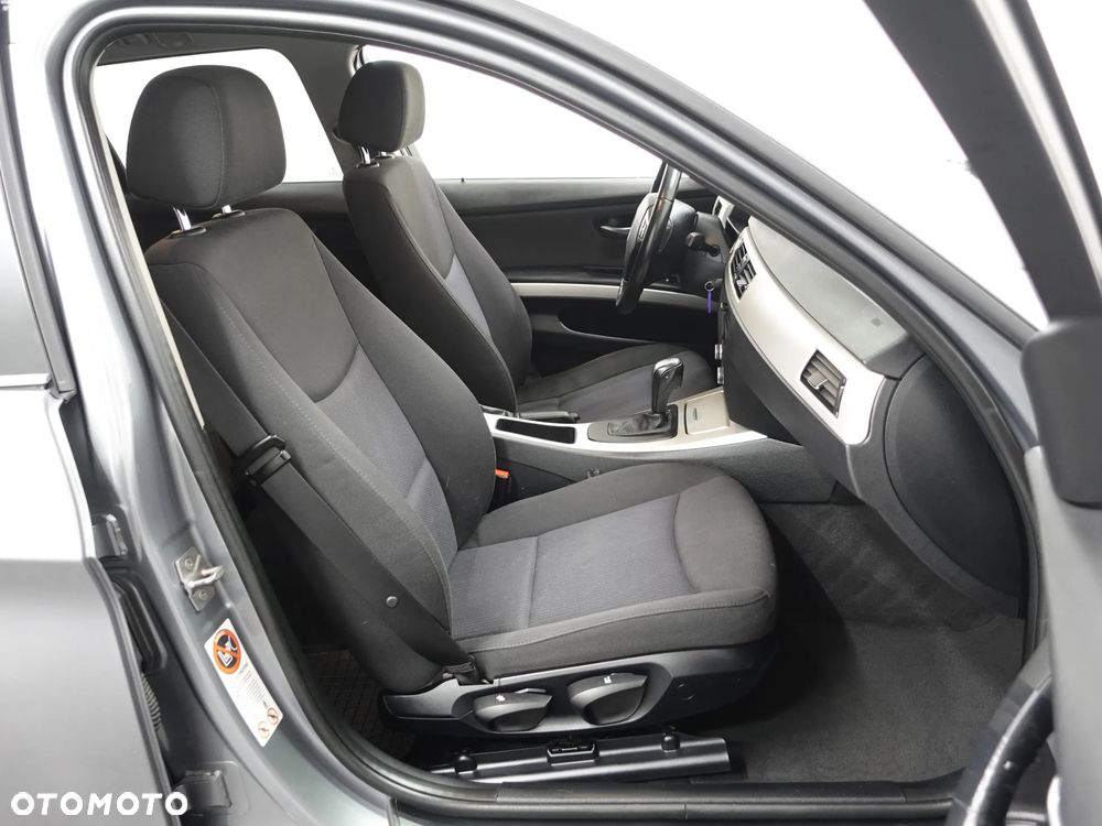 BMW Seria 3 320d xDrive DPF - 25