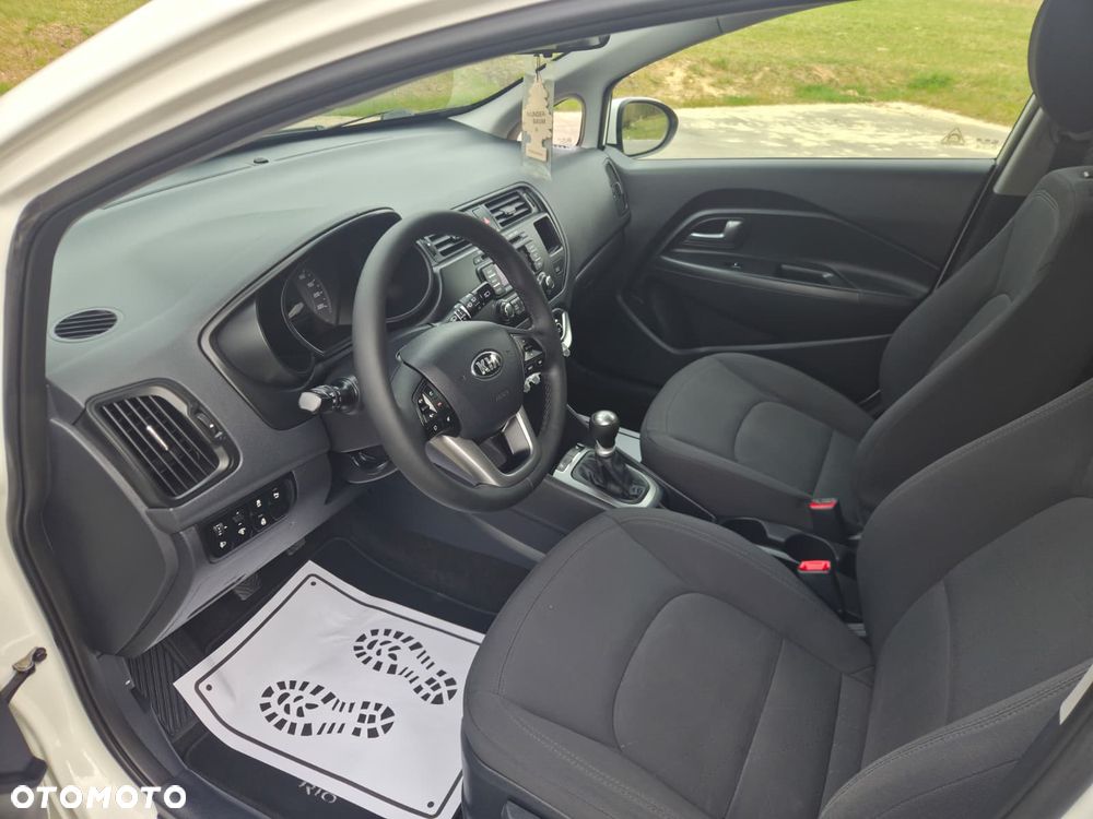 Kia Rio 1.2 L - 12