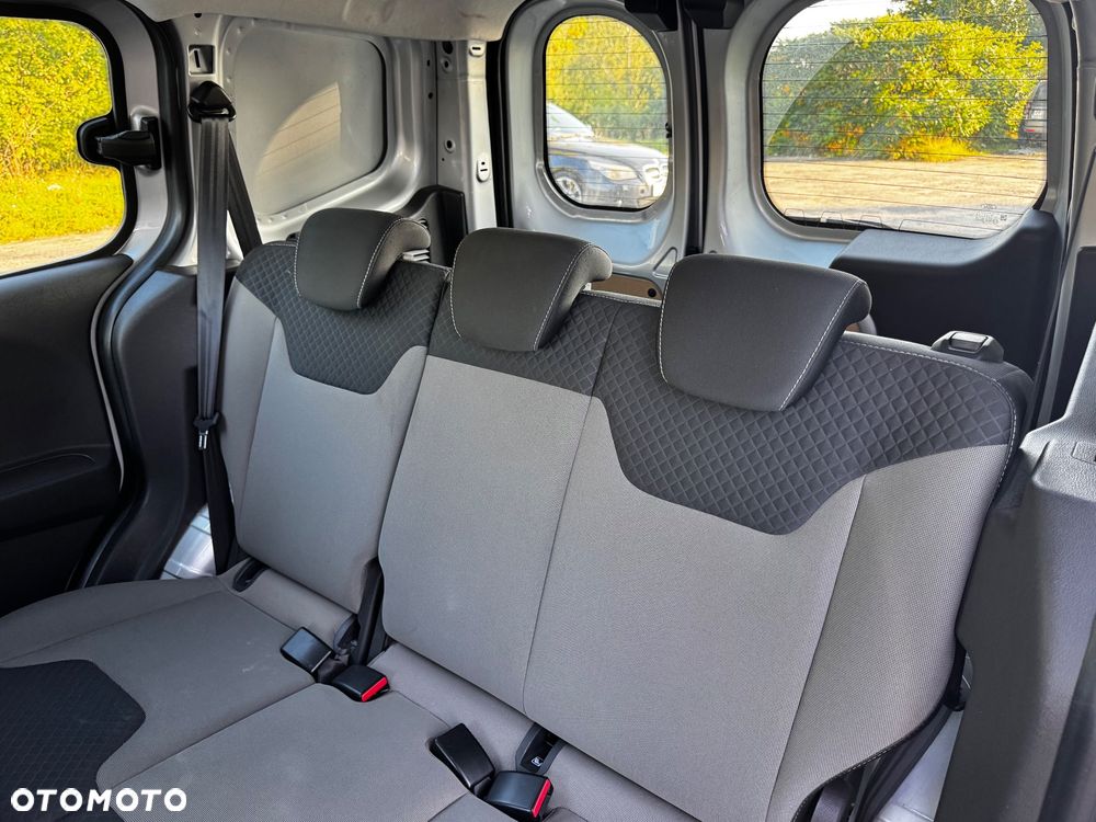 Ford Transit Courier - 23