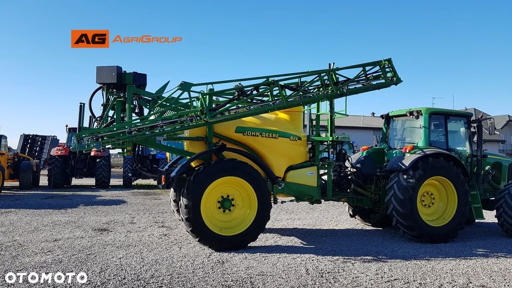 John Deere 824 - 11