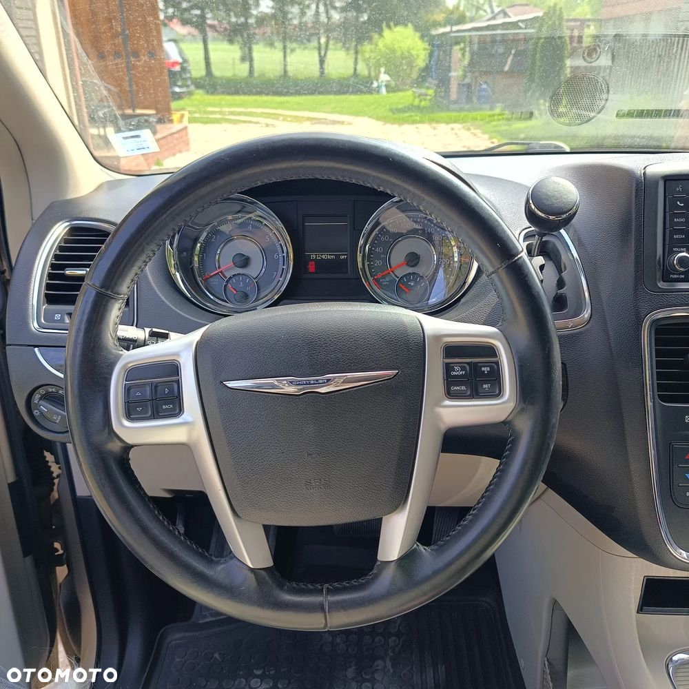Chrysler Town & Country - 6