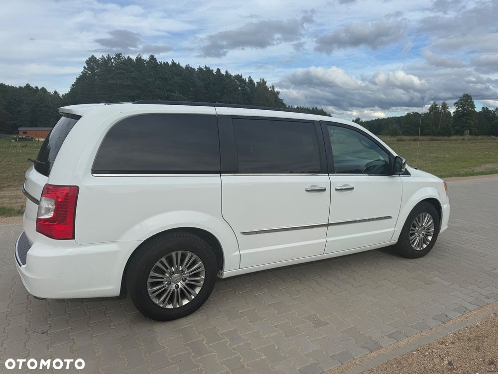 Chrysler Town & Country - 7