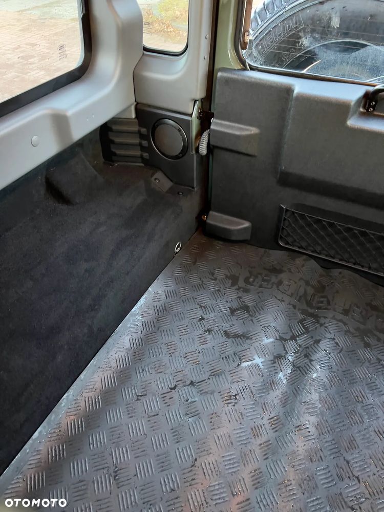 Land Rover Defender 2.2 TD4 SE - 11
