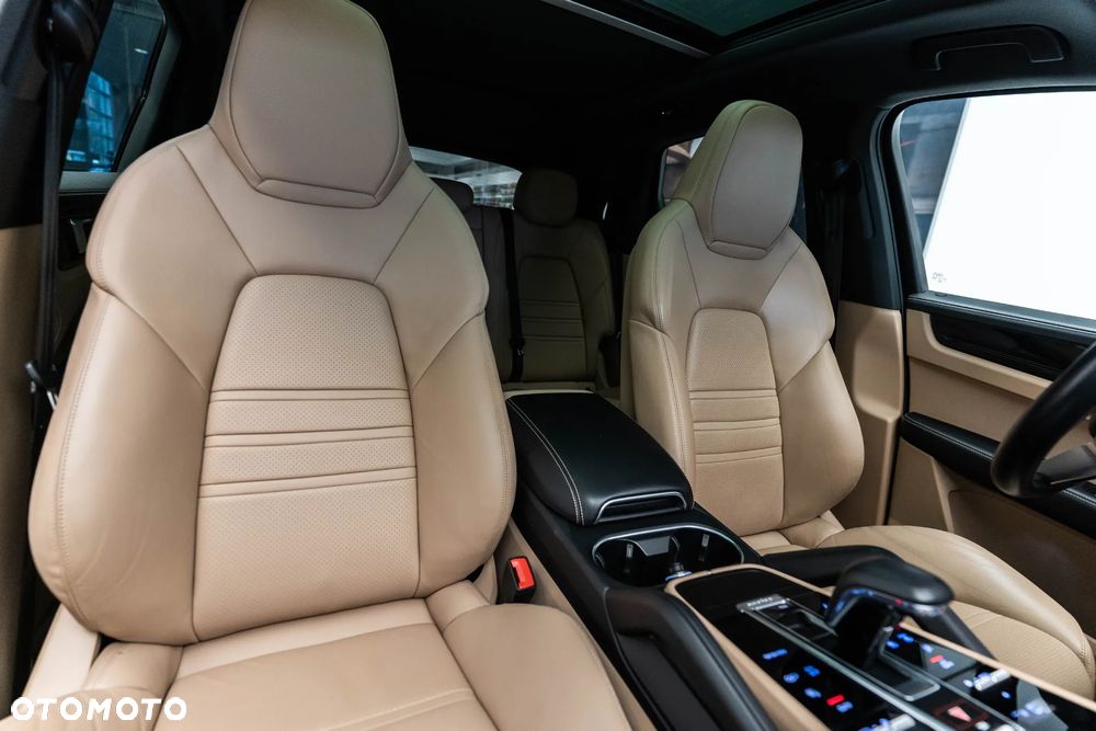 Porsche Cayenne Standard - 40