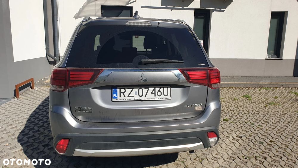 Mitsubishi Outlander 2.0 Instyle + 4WD CVT - 8