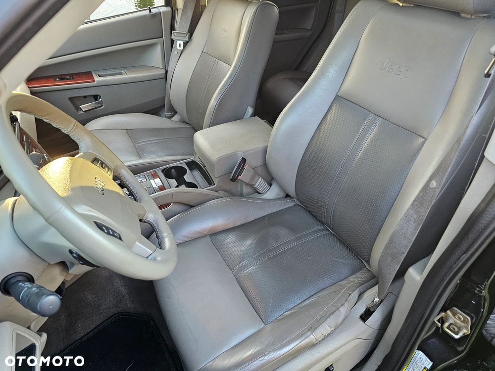 Jeep Grand Cherokee - 24
