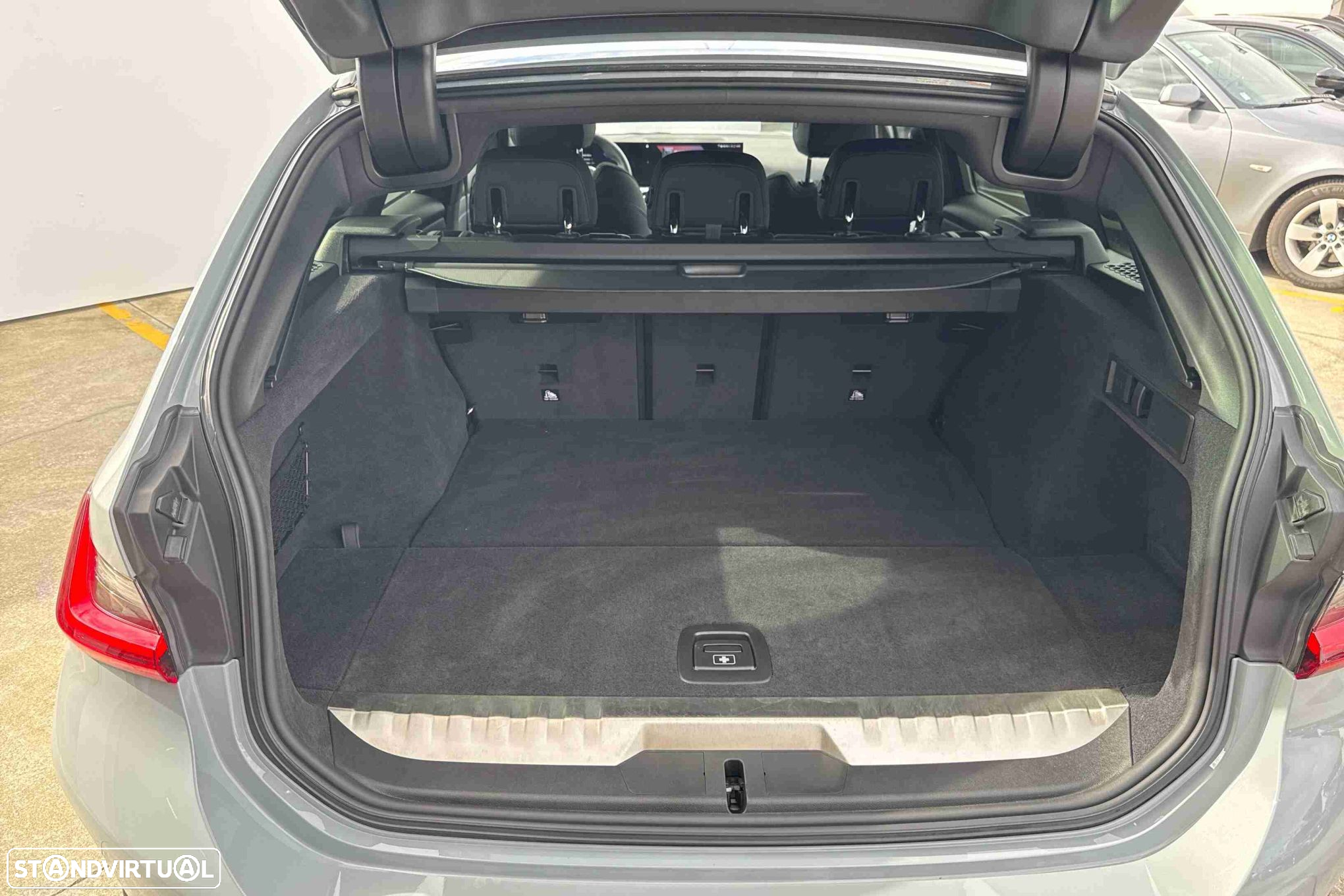 BMW 320 e Touring Pack Desportivo M Auto - 10