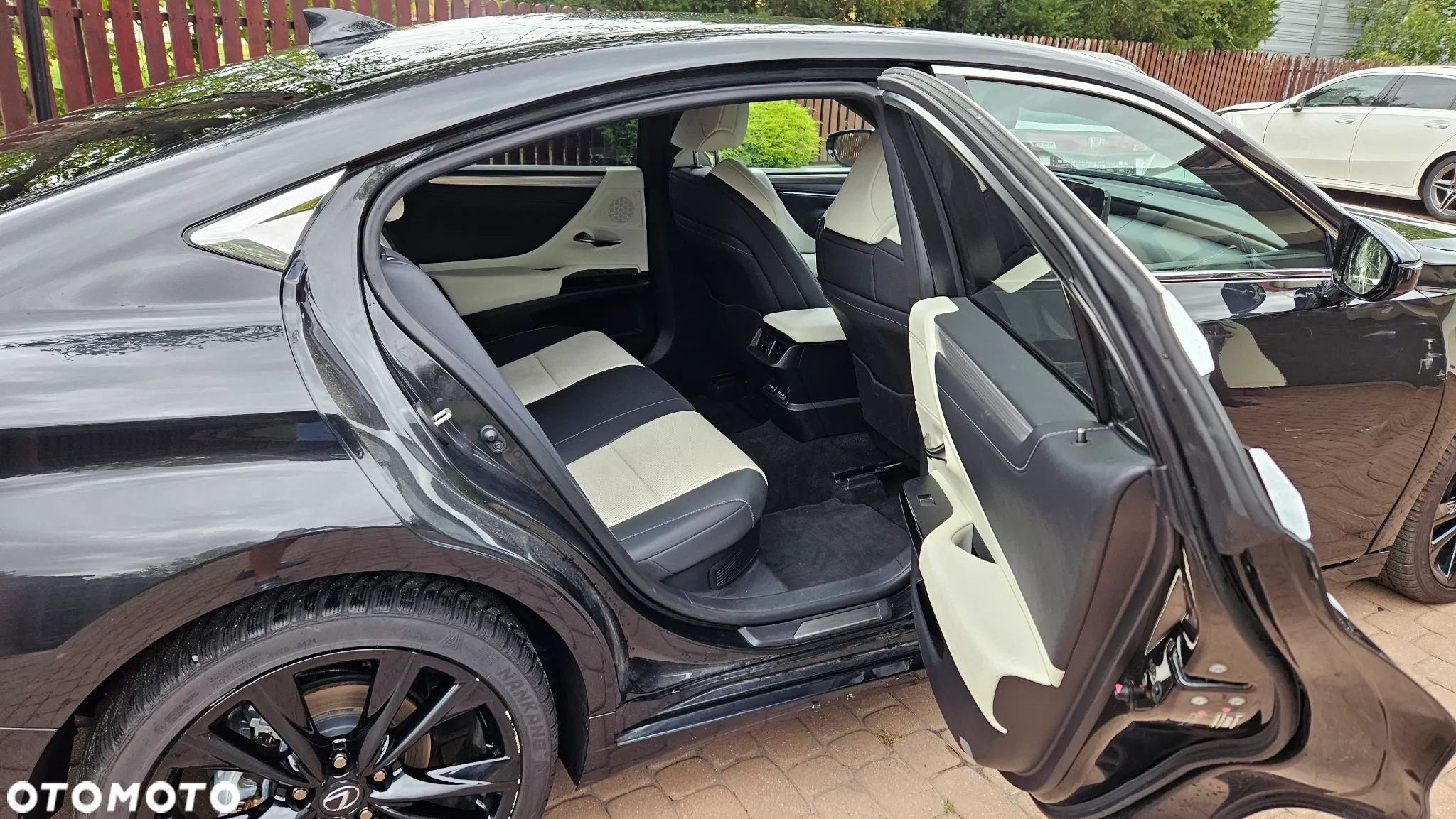Lexus ES 300h F Sport Edition - 16