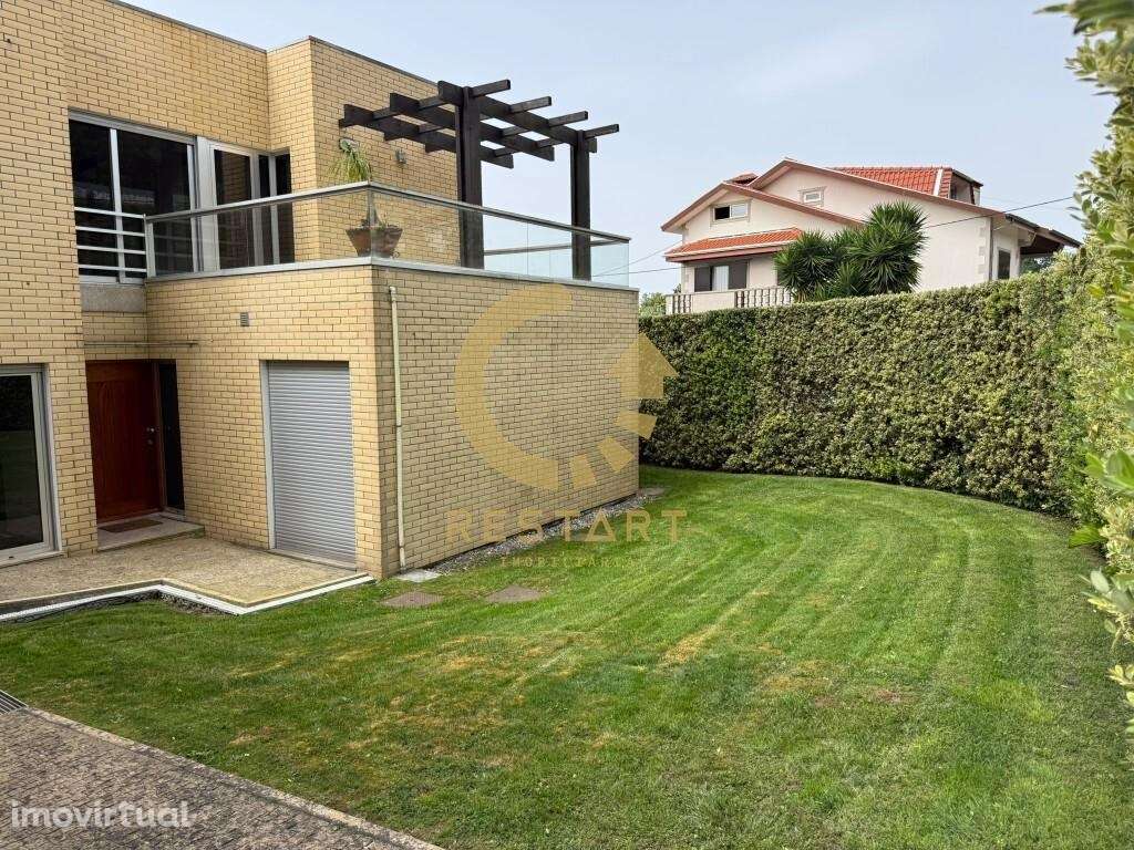 Moradia T4 Triplex em condomínio fechado com piscina - Grande imagem: 3/47