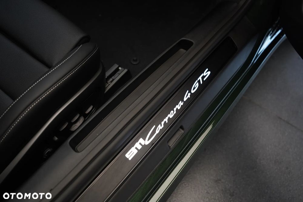 Porsche 911 Carrera 4 GTS - 29
