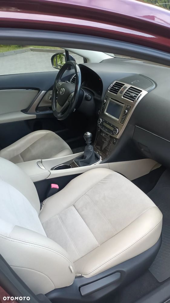 Toyota Avensis 1.8 Premium - 12