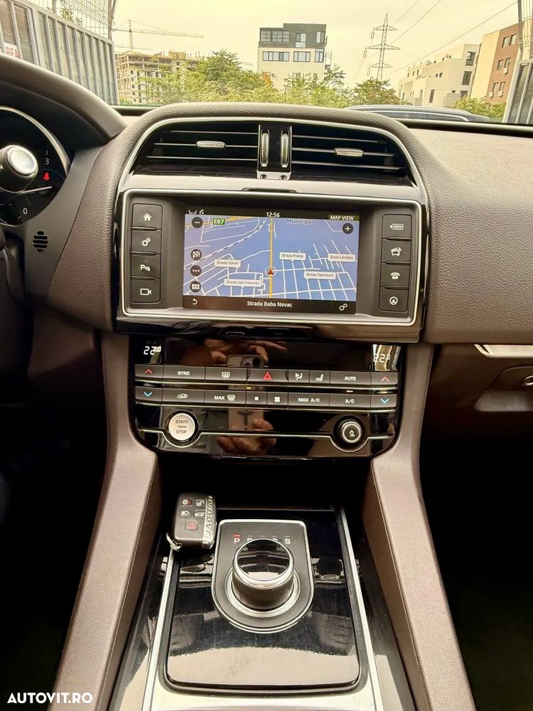 Jaguar F-Pace - 8
