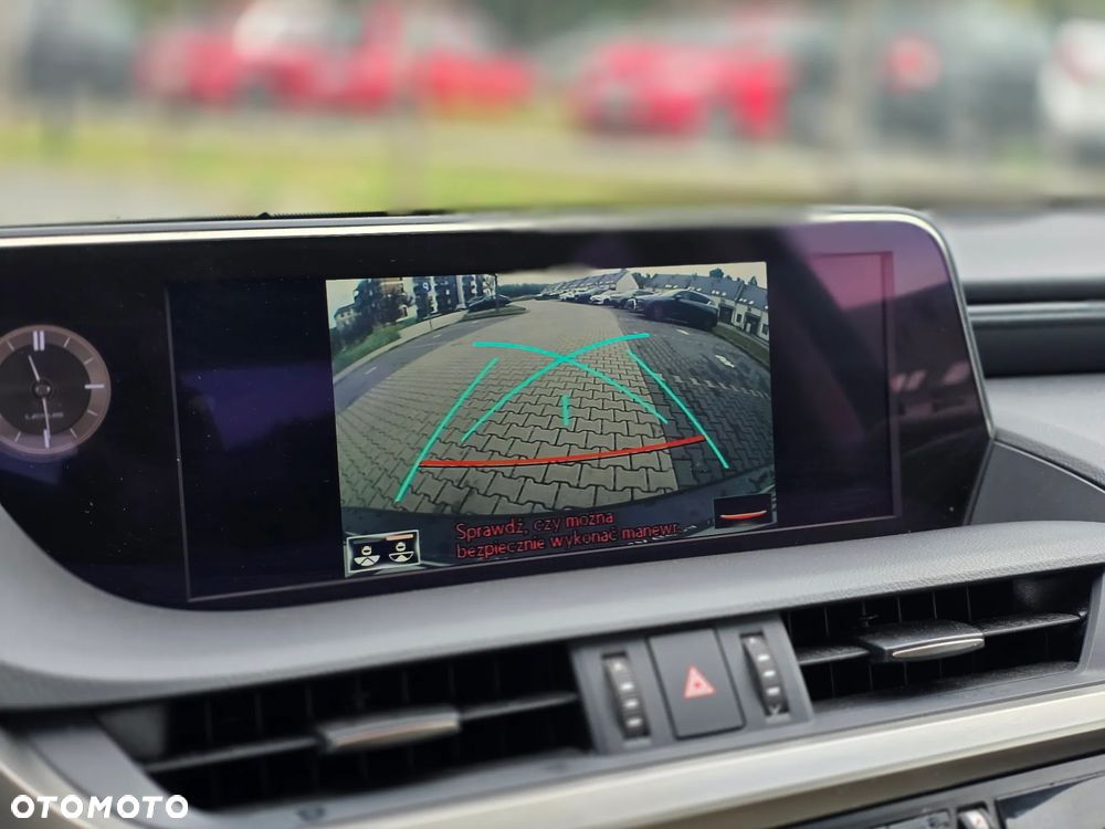 Lexus ES 300h Business Edition + - 27