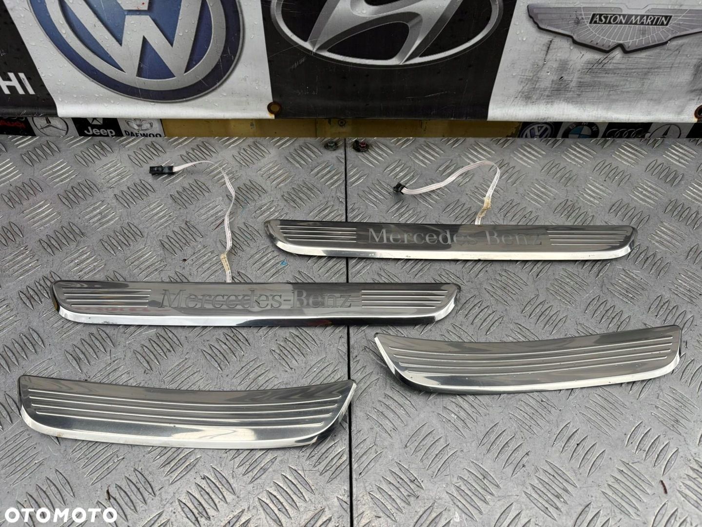 MERCEDES E-KLASA W213 213 LISTWA NA PROGI LED KOMPLET AMG A2056800535 - 1