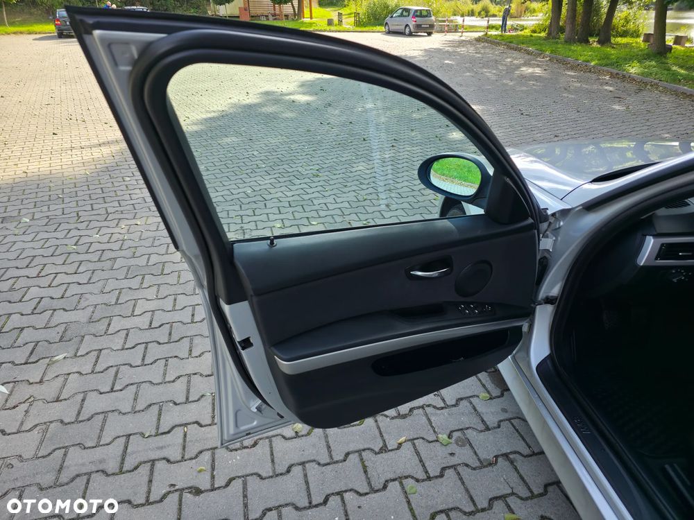 BMW Seria 3 318i Touring - 17