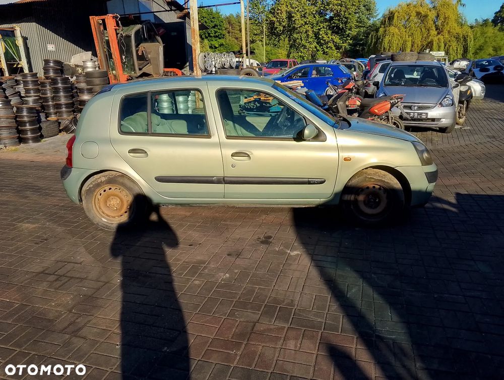 Renault Clio II FL (01-03.) 1.5 DCI 65KM. Silnik K9K704 Skrzynia JB3 980 lakier NV191.Cały na części. GWARANCJA !!! Przód Tył Zestaw Komplet Drzwi Klapa Zderzak Błotnik Maska Grill Atrapa Szyba Pas Lampa Lusterko Boczki Fotel Kanapa Kokpit Deska Rozdzielcza Przełącznik Włącznik Sterownik Przewody Wiązka Instalacja Moduł Komputer Czujnik Listwa Pompa Alternator Wtryski Głowica Rozrusznik Kompresor Sprzęgło Dwumas Silnik Skrzynia ABS Klimatyzacji Paliwa Wspomagania Kolektor Turbina Przepustnica Zawór Chłodnica Koło Hak Belka Sanki Zawieszenie Mcpherson Półoś Amortyzator Wydech Tłumik Zacisk Most - 4