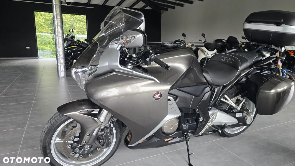 Honda VFR - 8