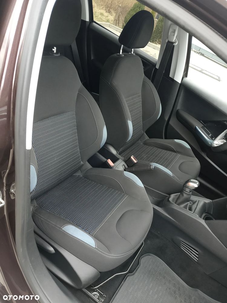Peugeot 208 - 15